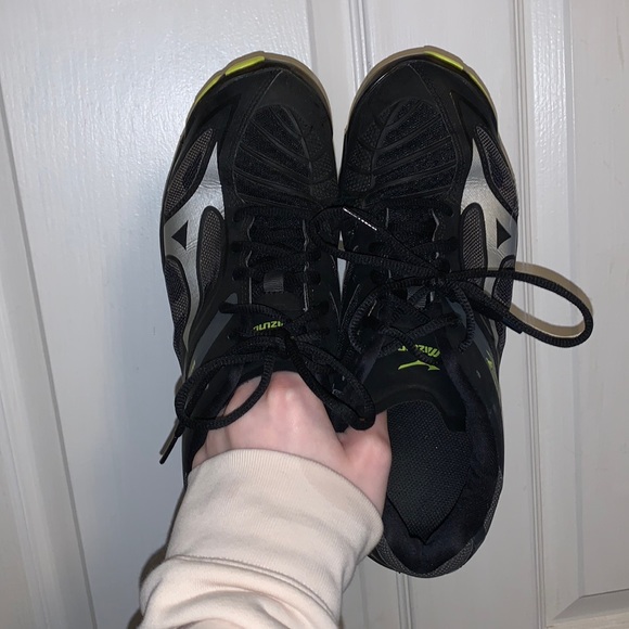 ⭐️Size 10 Lightly used black and yellow Mizzuno volleyball shoes - Picture 2 of 2